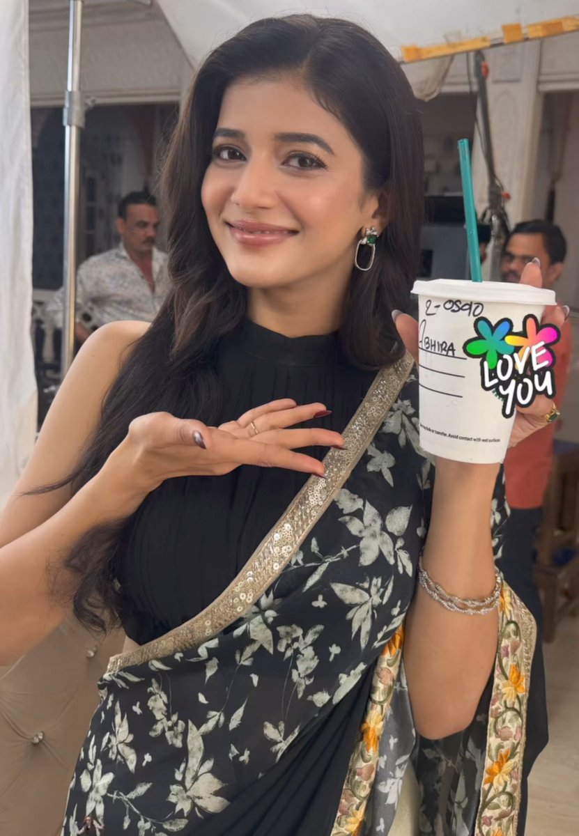 samridhiisverse's tweet photo. Sam is looking so stunning 🖤🖤

#SamridhiiShukla #AbhiraSharma
#yrkkh https://t.co/fsT0Sy0ERL