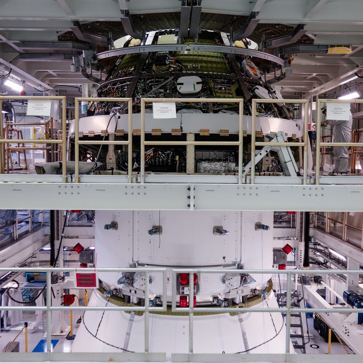 esaspaceflight's tweet photo. Finally connected after a transatlantic long-distance relationship 💕
The crew module and our European Service Module were joined to form the Orion spacecraft for Artemis III 🔗
The mission, piloted by @esa astronaut Luca Parmitano, is set to launch next year 🚀
https://t.co/BY6gFHEVco
