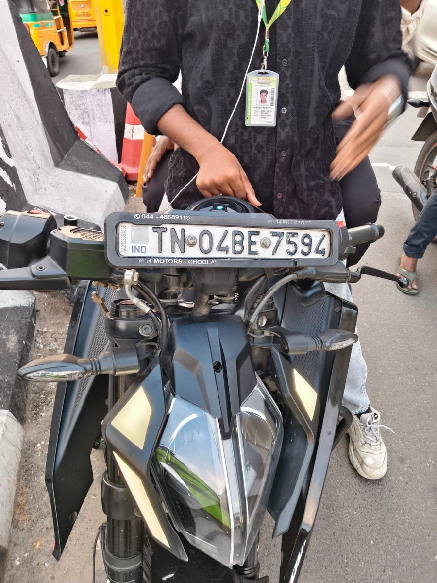 METRajan's tweet photo. @ChennaiTraffic 

#TrafficViolation, #RashSpeedDriving, #NoPillionHelmet, #ThreateningACitizen, #RudeBehaviour with LadyPoliceOfficer, 
Rider did all the above yesterday  &amp; flew away 
Thanks to Lady Police Officer to get picture
Anna Arch Signal, P HRd.
TN04BE7594

05Aug26 6:30PM https://t.co/gLk6H5iJbb