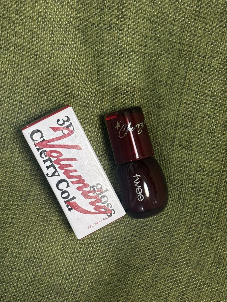 HYTSalon22's tweet photo. fwee    @fwee_makeup_jp 
3D Voluming Gloss
CHERRY CORA 30% 

名前の通り、熟したチェリーみたいな深みカラー🍒✨
30%だから重たくなりすぎず、
透明感を残したまま唇に自然な血色感をプラスしてくれるのが良い⭐️

✔︎ ぷるんと立体感のある仕上がり
✔︎ ベタつきにくいのにしっかり保湿
✔︎ 重ねるほどツヤ感アップ
✔︎ イエベ・ブルベ問わず使いやすい絶妙カラー

ナチュラルメイクの日はこれ1本でも可愛いし、
濃いめリップの上から重ねてもツヤ感が増してオススメ🫶🏻

#fwee #フィー #3DVolumingGloss #CherryCora30 #韓国コスメ #新作コスメ #ツヤリップ #グロス #リップメイク #血色リップ #透明感メイク #ちゅるんリップ #コスメレビュー #美容垢 #コスメ好きさんと繋がりたい #Qoo10購入品 #おすすめコスメ #コスメ垢 #コスメ垢さんと繋がりたい #美容垢  #美容垢さんと繋がりたい