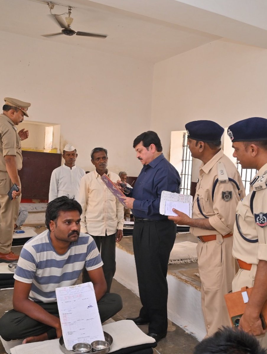 jail_department's tweet photo. जेल मह���निदेशक श्री वरुण कपूर ने जिला जेल सिवनी का निरीक्षण कर कैदियों से संवाद किया। निरीक्षण के दौरान उन्होंने कैदियों की समस्याएं सुनीं तथा उनके त्वरित निराकरण के निर्देश दिए। 

@DrMohanYadav51 @CMMadhyaPradesh  
#VarunKapoor #SEONIJIALMP https://t.co/k3KT80xhXF