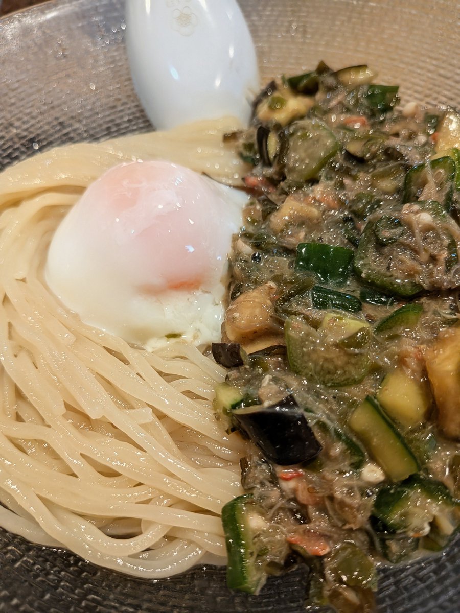 soysaltymiso's tweet photo. Ramen＆BistroCrabClub
蟹入り山形だしの冷製ぶっかけ1200
山形だしには茄子、胡瓜、茗荷、おくら、めかぶ等が入ってネバツルトロの飲める食感😋紅ずわい蟹や蟹味噌󠄀がいいね😋めんつうは220gのプリプリ麺😋温玉もマイルド😋暑いこの時期にぴったり😋
8月限定🍜
美味い‼️💯💯💯😋
＠根津
’26  315杯目 https://t.co/r8H6AWy5Kl