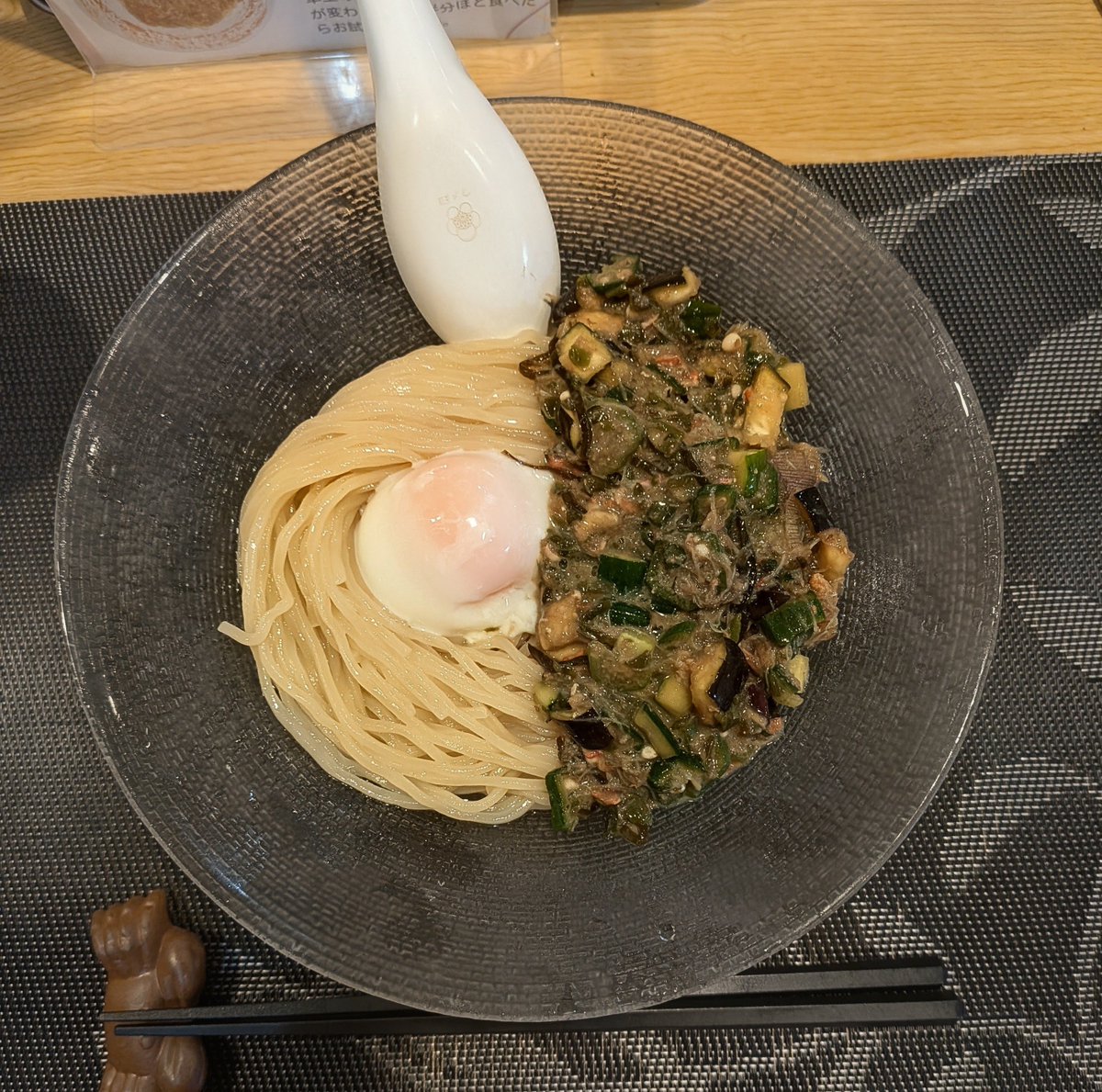 soysaltymiso's tweet photo. Ramen＆BistroCrabClub
蟹入り山形だしの冷製ぶっかけ1200
山形だしには茄子、胡瓜、茗荷、おくら、めかぶ等が入ってネバツルトロの飲める食感😋紅ずわい蟹や蟹味噌󠄀がいいね😋めんつうは220gのプリプリ麺😋温玉もマイルド😋暑いこの時期にぴったり😋
8月限定🍜
美味い‼️💯💯💯😋
＠根津
’26  315杯目 https://t.co/r8H6AWy5Kl
