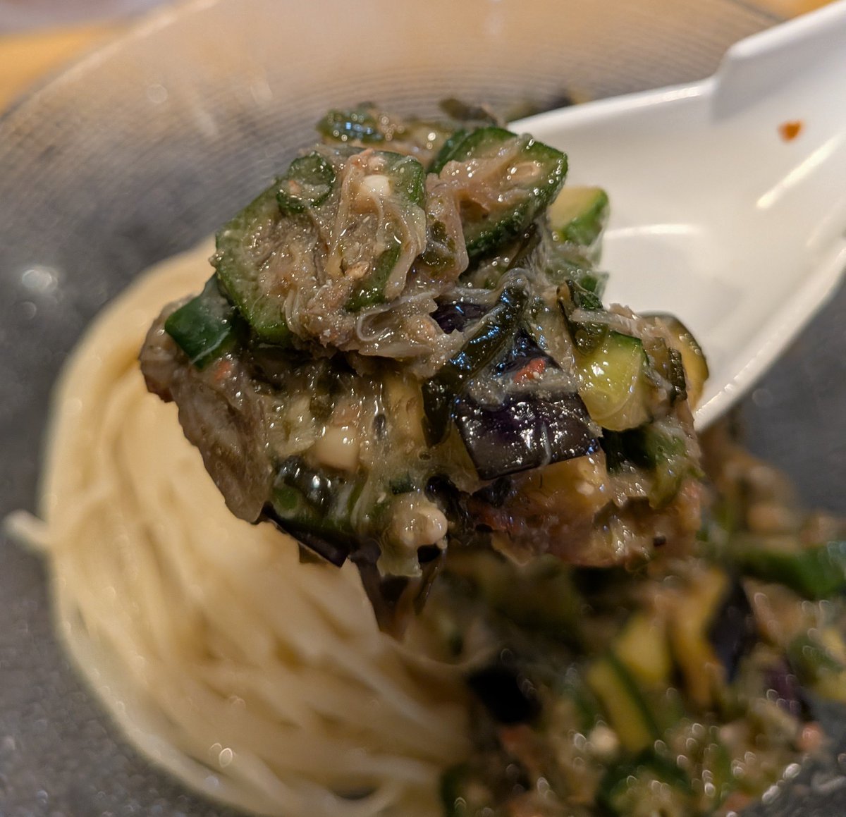 soysaltymiso's tweet photo. Ramen＆BistroCrabClub
蟹入り山形だしの冷製ぶっかけ1200
山形だしには茄子、胡瓜、茗荷、おくら、めかぶ等が入ってネバツルトロの飲める食感😋紅ずわい蟹や蟹味噌󠄀がいいね😋めんつうは220gのプリプリ麺😋温玉もマイルド😋暑いこの時期にぴったり😋
8月限定🍜
美味い‼️💯💯💯😋
＠根津
’26  315杯目 https://t.co/r8H6AWy5Kl