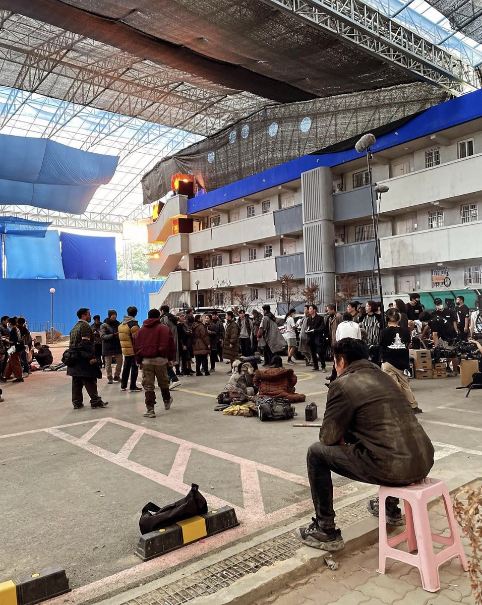lbhkivee's tweet photo. lee byung hun in <concrete utopia> bts pics 💕 https://t.co/Nr04itmJN1