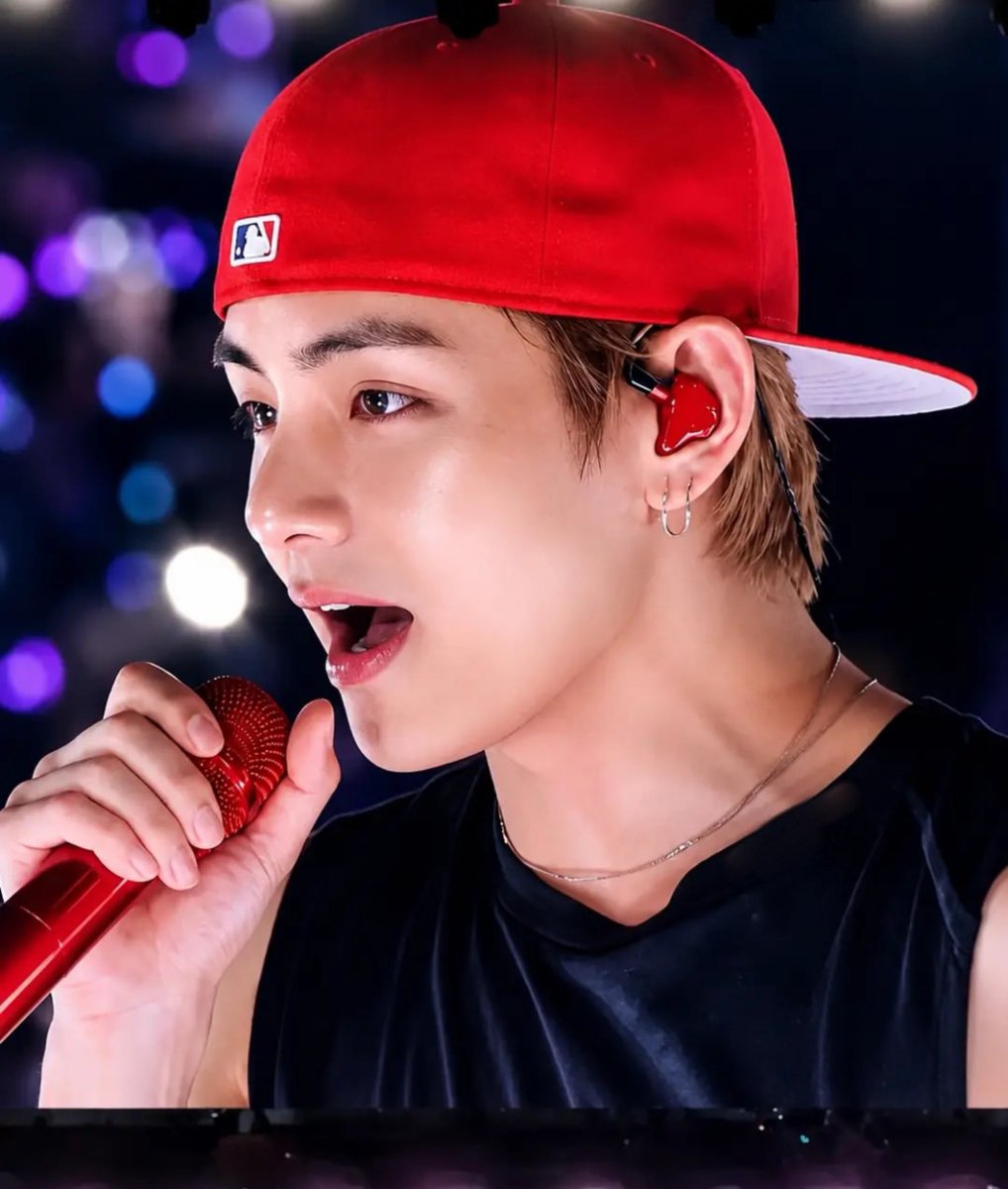 WithLotsOf_Love's tweet photo. Red N Taehyung✨🔥 https://t.co/W9CIrrYa7j