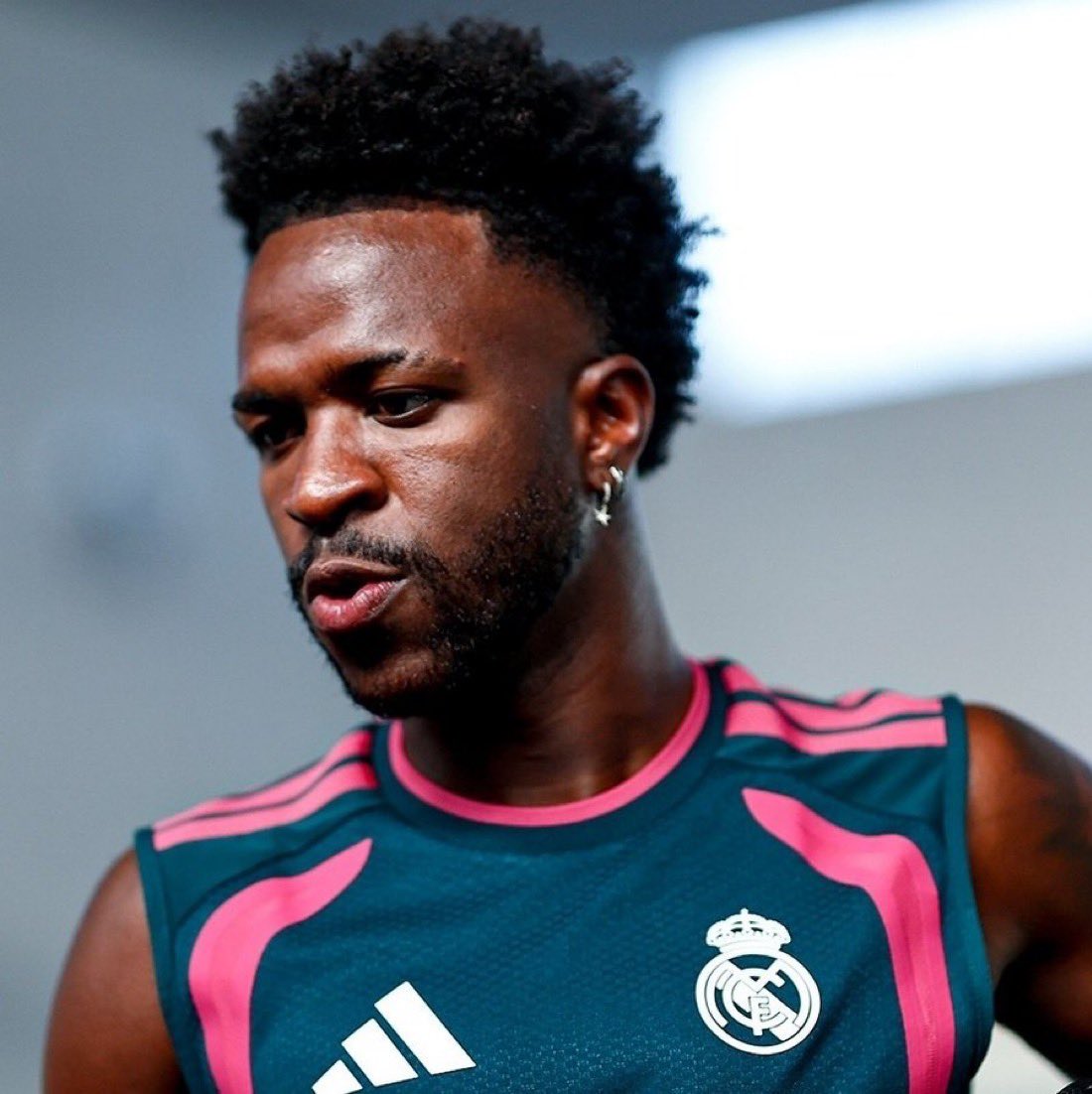 DTalkingArsenal's tweet photo. 🚨@HandofArsenal: Vinicius Jr is set to renew his Real Madrid contract. ✍️🇧🇷

Arsenal will now assess the market to bolster their attack and defence before the window closes.🕵️‍♂️🔴⚪️ #AFC #RMFC https://t.co/hf4mUcz776