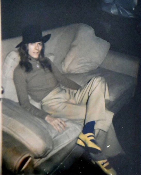 DavidBowieBot's tweet photo. （ぎこちなかったウォーホルとの初対面）

彼は僕の靴に目をつけました。黄金色と黄色を塗り分けた靴を履いてたんですが、「いい靴ですね。どこで買いました？」と。それからですよ、氷が解け始めたのは。

✳︎写真：ウォーホル撮影。この靴はマーク・ボランからのプレゼントだった https://t.co/ZMEBAJ1UNv
