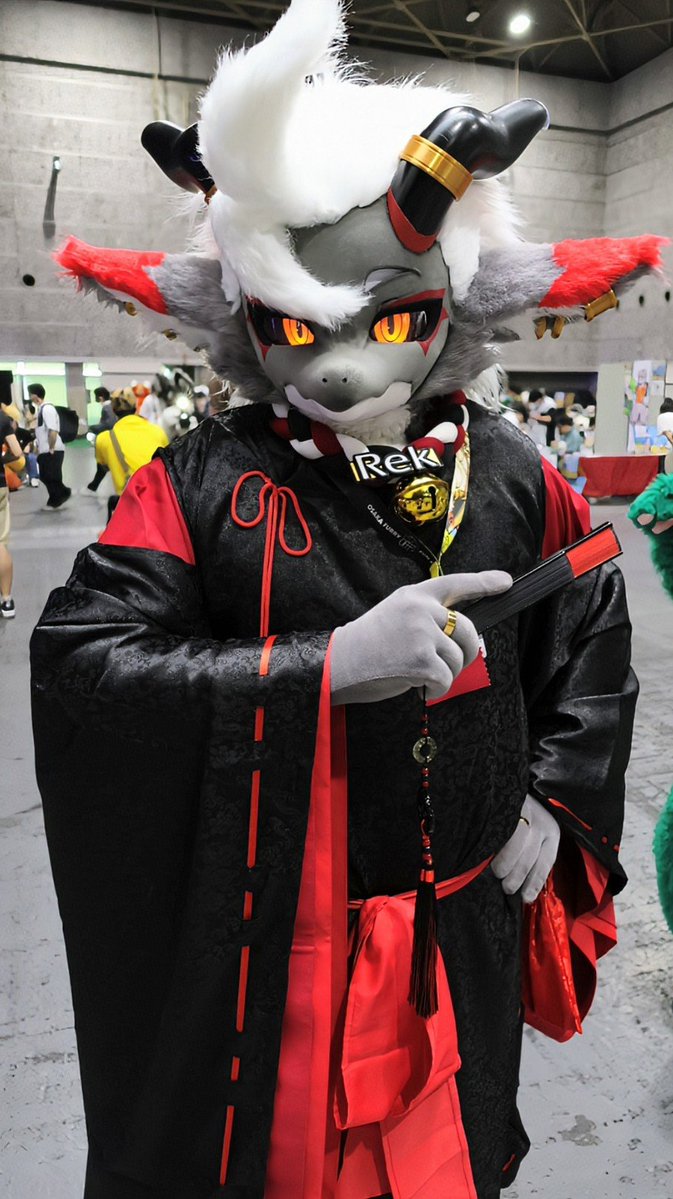 yusukemax1's tweet photo. @rek_fursuit 
#OFFF2026
레크 씨,또 봐서 반가웠어요.
빨간색 이랑 검은색 의상가 역시 정말 멋지고
 아름다웠어요.
많이 사진 찍어주셔서 감사했어요🙏 https://t.co/77YtTRM5lN