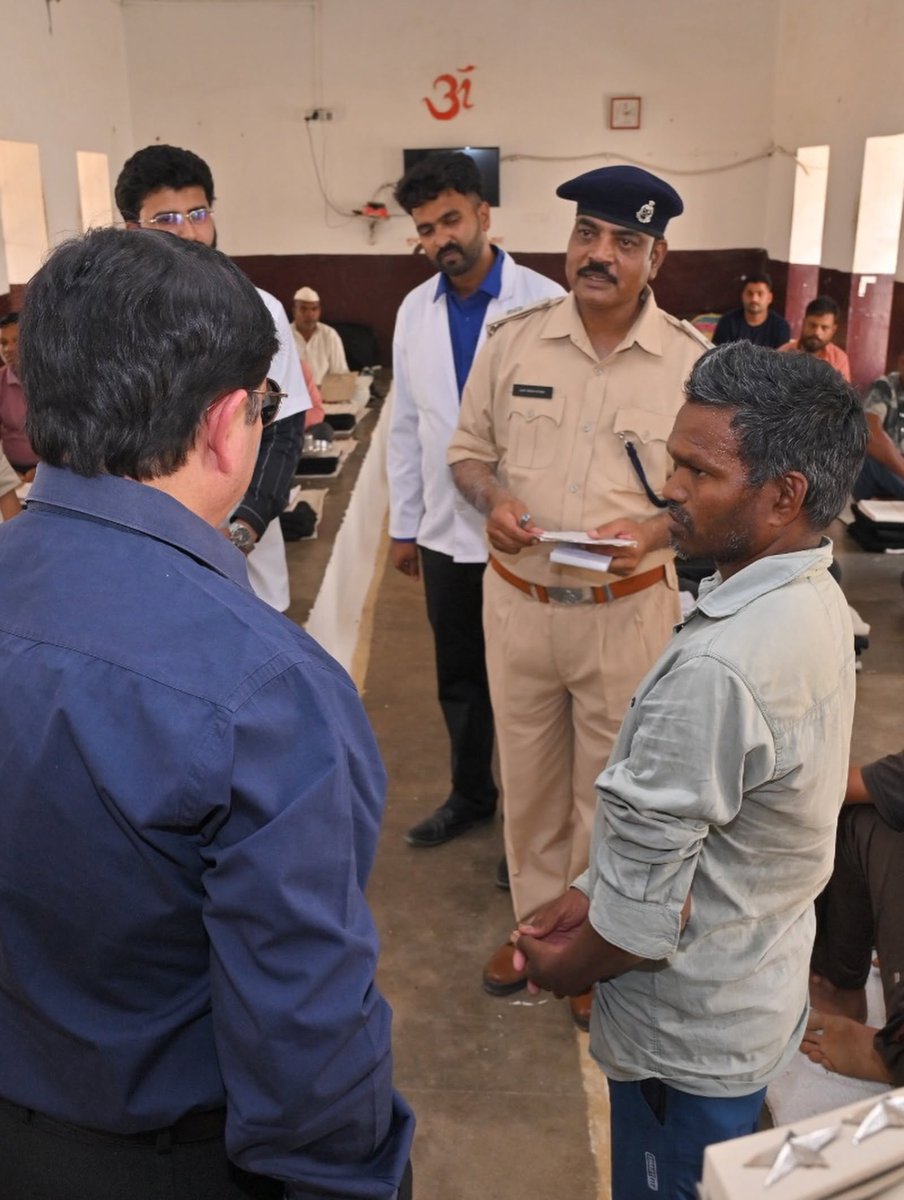jail_department's tweet photo. उन्होंने कहा कि कैदियों से नियमित संवाद, उनके प्रकरणों की समयबद्ध समीक्षा और समस्याओं का समाधान ही प्रभावी एवं संवेदनशील जेल प्रबंधन की आधारश��ला है। https://t.co/SfqwU5FE4i