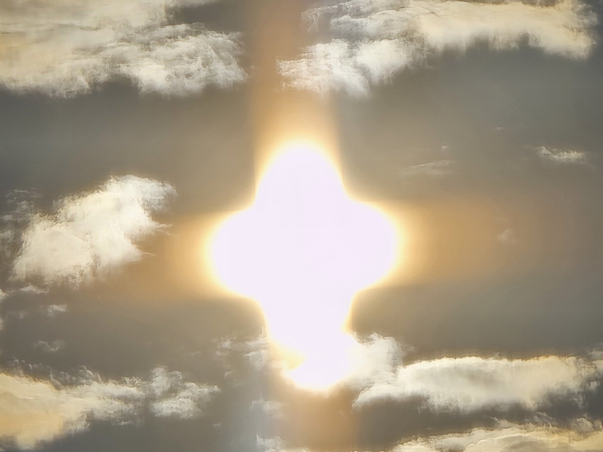 jesseRoss597206's tweet photo. What is going on with the sun this morning.  What is this thing 🤦‍♀️🤣 https://t.co/dL36coLJJS