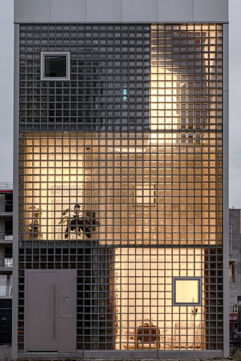 Architizer's tweet photo. #ProjectOfTheDay: Light House by Studioninedots
Playfully stacked volumes replace the traditional floor plan, creating a home shaped by movement, connection and changing perspectives.
📍Amsterdam, Netherlands
Details: https://t.co/MtOpVjxEId https://t.co/srYYybON90