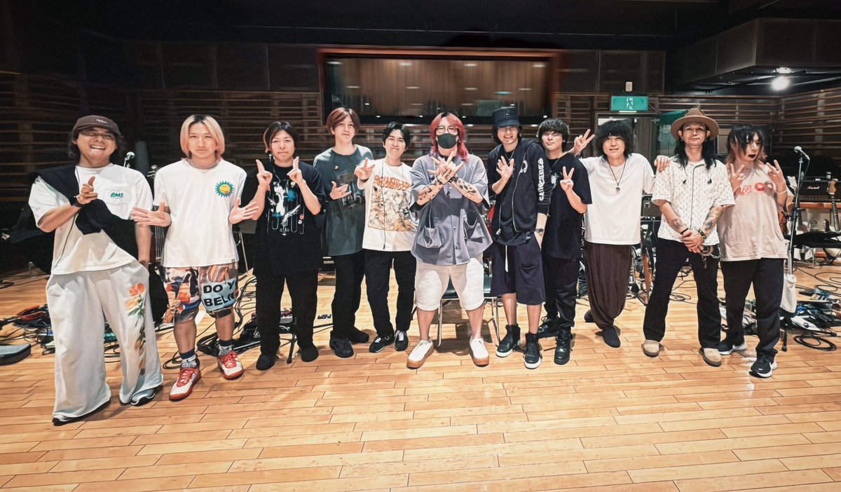 axiz_and_nico's tweet photo. 本日はLIVE ARK ODYSSEYツアーのリハーサル
4/5回目でした！！
いよいよ4回目ともなると内容が煮込まれてきてトロトロになってきました🫕

そして全員が集合する唯一の日だったので
記念に写真をパシャリ🤳
これがオールスター！覚悟完了！

#LAO2026 https://t.co/QkuinTxIsC