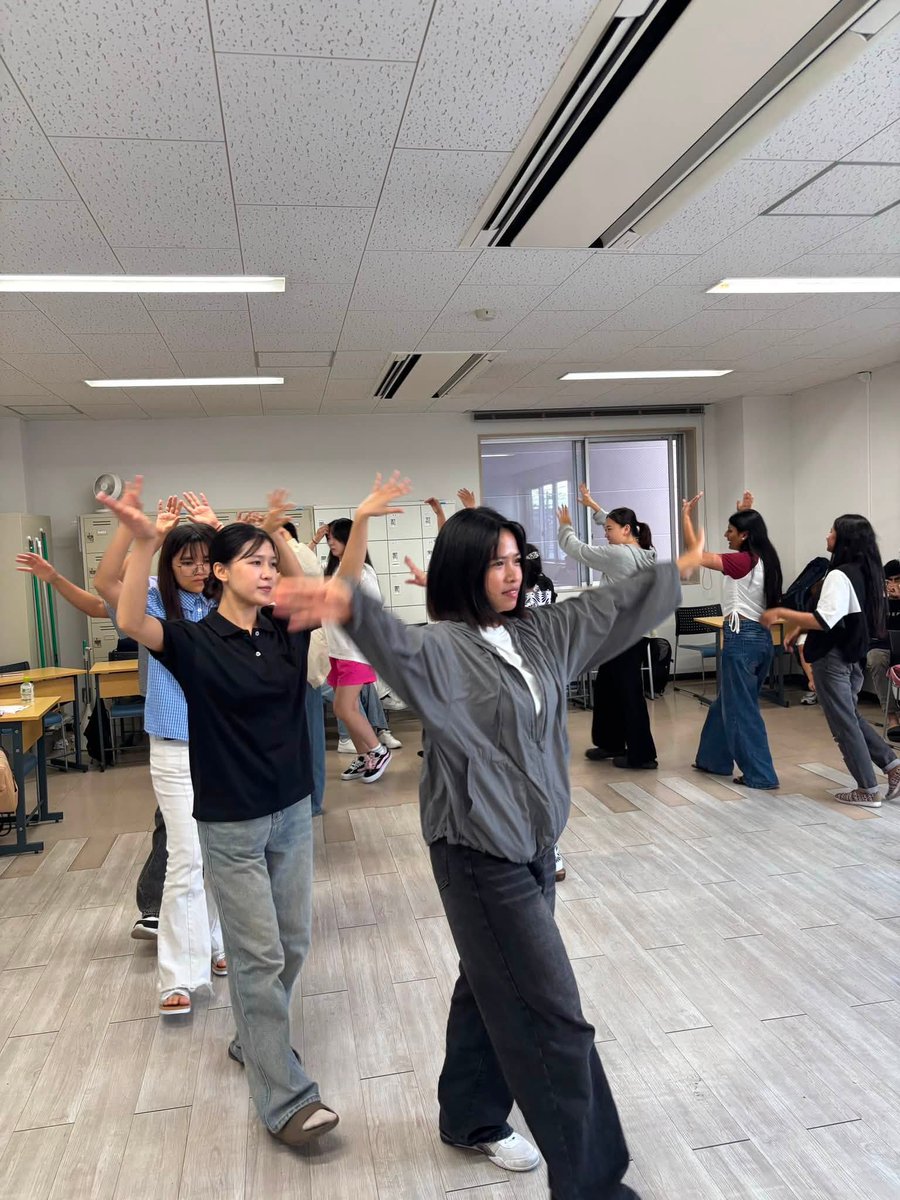 FSG52330108's tweet photo. ✨うねめ祭りまであと少し✨
初参加の1年生も、経験者の2年生も本番に向けて全力！ 
「みーぎ！」「ひだーり！」「まーる、まーる！」 
元気な掛け声と笑顔があふれる練習��なりました😊
#FSGカレッジリーグ #留学生 #うねめ祭り #踊り流し https://t.co/2REPKwHKsz