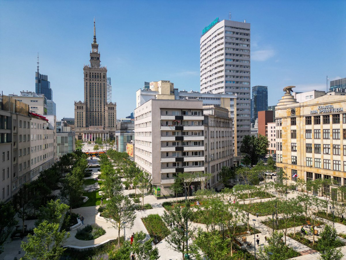 trzaskowski_'s tweet photo. Złota to nie wszystko 🙂 W nowej odsłonie możecie zobaczyć także ul. Zgoda i plac przed Domem pod Orłami.

🚶Ulica Zgoda łączy przebudowane wcześniej ulice Chmielną, Bracką i Plac Pięciu Rogów z nową ul. Złotą i Placem Centralnym. 

🌳 Jeszcze kilka lat temu centrum miasta było zdominowane przez beton i asfalt. Dziś ta przestrzeń jest nie do poznania. Zielona, zacieniona i lepiej przygotowana na skutki zmian klimatu. 

Zapraszam na spacer po Nowym Centrum Warszawy!