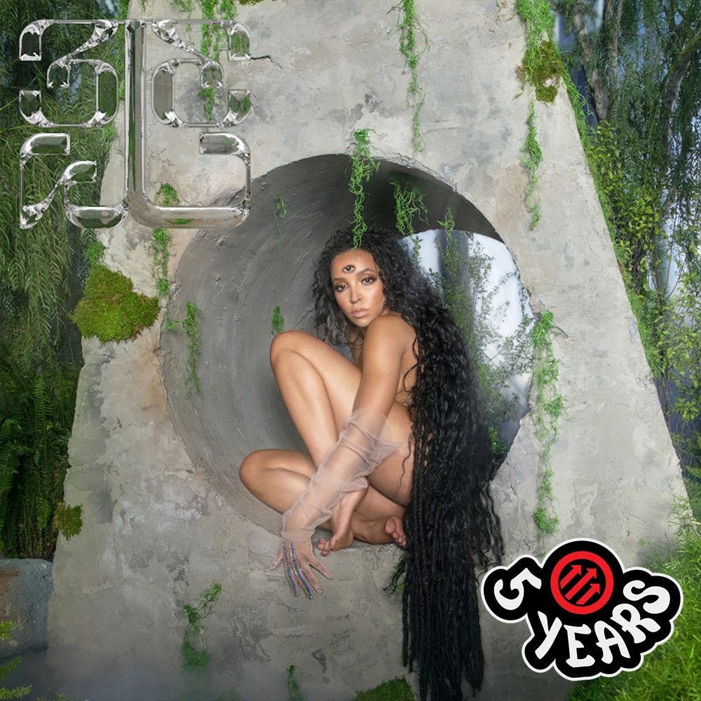 pitchfork's tweet photo. Tinashe's 333 turns 5 today

Read our review: https://t.co/RyZjdO4PqQ https://t.co/s5u88HPVvJ