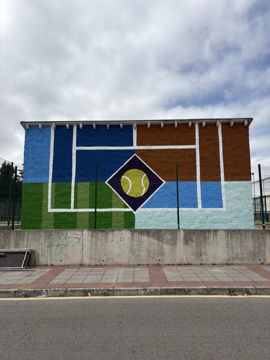 nandomoutinho's tweet photo. No tengo miedo en decir que he hecho mi mejor mural hasta la fecha.

El @AytoReinosa y el Club de Tenis Reinosa se pusieron en contacto conmigo para pintar la caseta del material 🎾

@RafaelNadal y Arantxa Sánchez Vicario como protagonistas 

¿Qué os parece? 👀

#tenis #muralismo https://t.co/jt5HvJPEaU