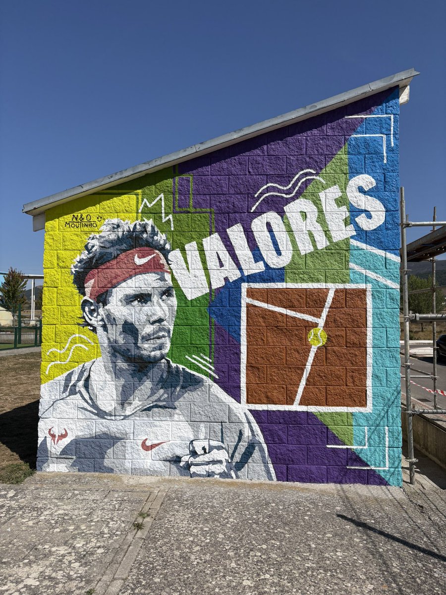 nandomoutinho's tweet photo. No tengo miedo en decir que he hecho mi mejor mural hasta la fecha.

El @AytoReinosa y el Club de Tenis Reinosa se pusieron en contacto conmigo para pintar la caseta del material 🎾

@RafaelNadal y Arantxa Sánchez Vicario como protagonistas 

¿Qué os parece? 👀

#tenis #muralismo https://t.co/jt5HvJPEaU