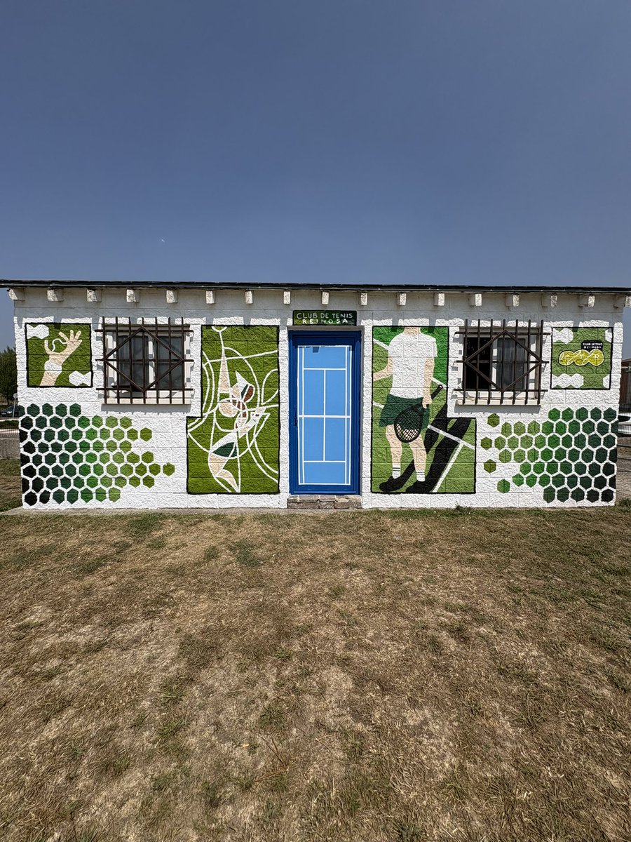 nandomoutinho's tweet photo. No tengo miedo en decir que he hecho mi mejor mural hasta la fecha.

El @AytoReinosa y el Club de Tenis Reinosa se pusieron en contacto conmigo para pintar la caseta del material 🎾

@RafaelNadal y Arantxa Sánchez Vicario como protagonistas 

¿Qué os parece? 👀

#tenis #muralismo https://t.co/jt5HvJPEaU