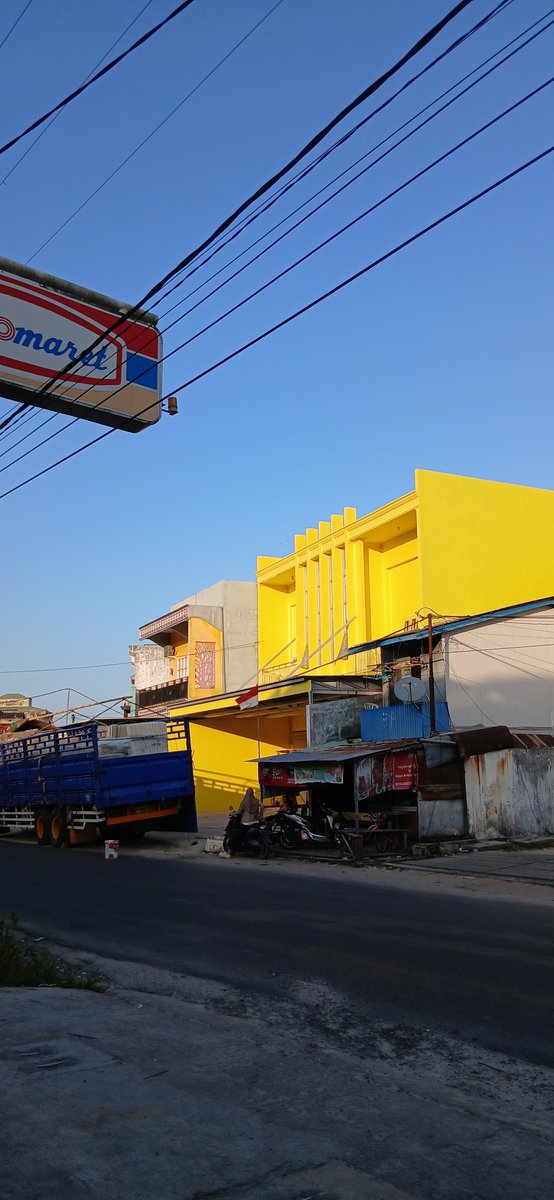 Xmbul_'s tweet photo. Tebak yang kuning ini store apa? https://t.co/xtLsyJZTft