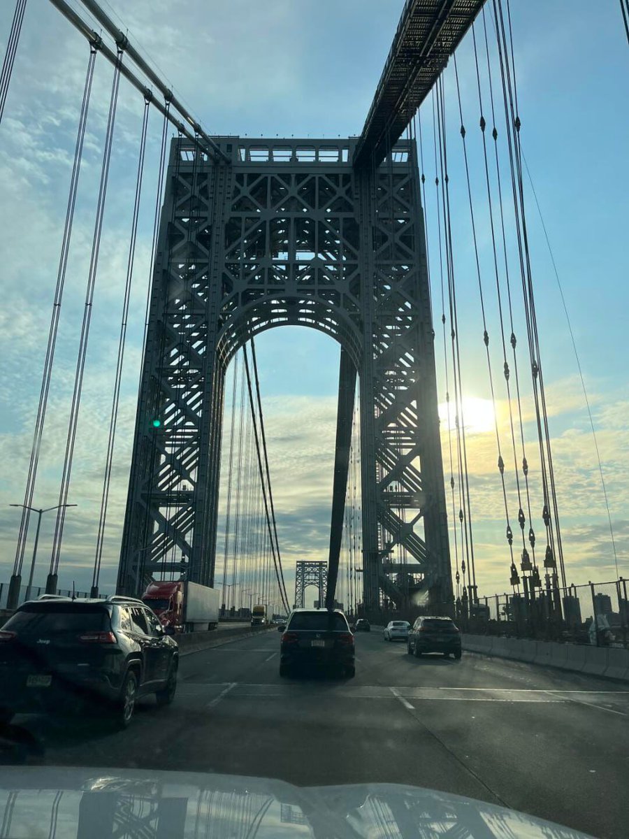 Grace663c's tweet photo. The skyline that makes everything else feel small. Always good to be back in the city ⛅️ https://t.co/MP8KGvHn2R