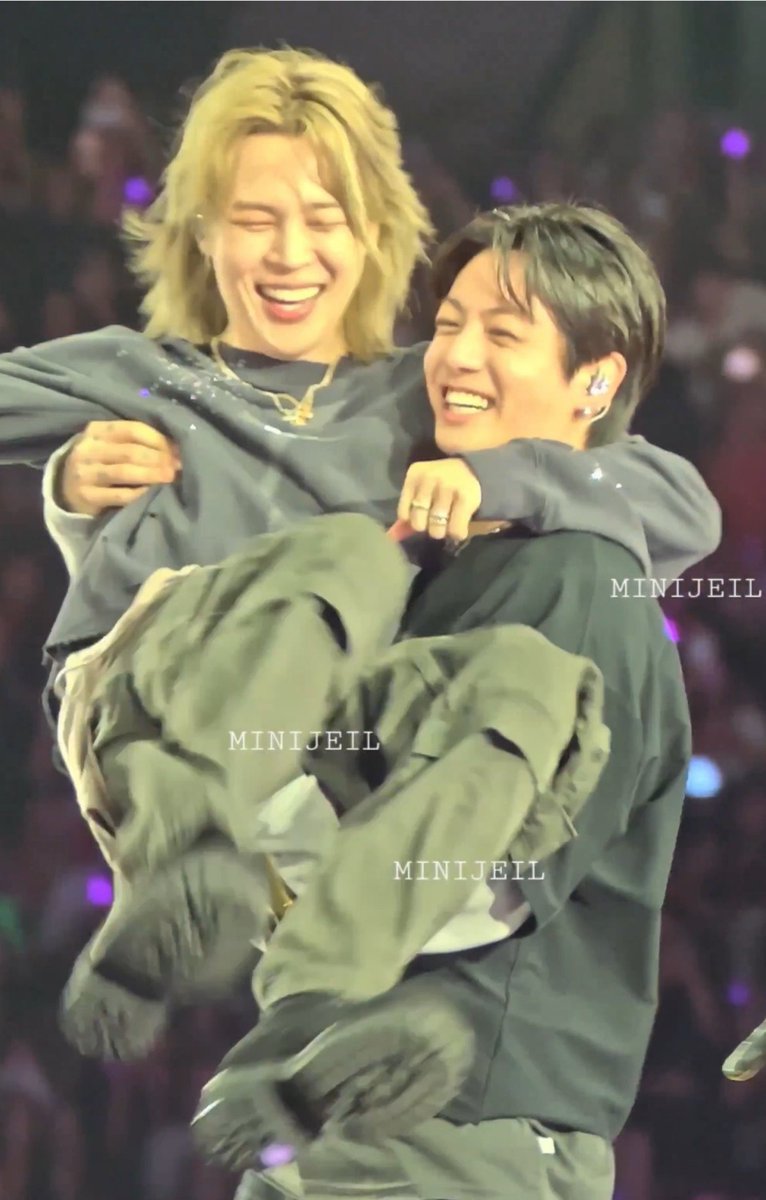 libravirgoduo's tweet photo. jungkook carrying his entire world with that big smile on his face https://t.co/vkCKWnMDmA