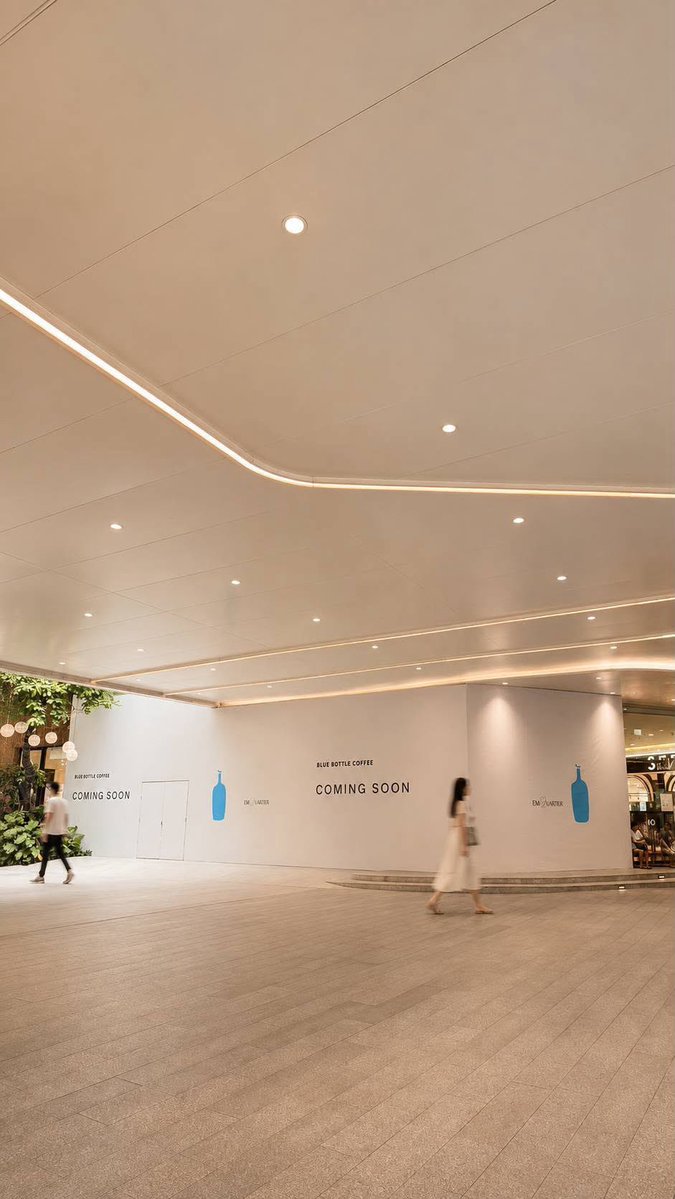 CAFETELLER's tweet photo. กรี๊ด blue bottle มากรุงเทพไม่ได้เปิดแค่ที่เดียวนะ สาขาใหญ่ flagship store จะมีมาเปิดที่ emquartier ด้วยยยย แล้วทำเลคือดีมาก ร้านสวยแสงลงสับ ๆ แน่นอน 🩵🩵🩵🩵

เห็นว่าสาขานี้เมนูครบแถมมีพวก merchandise มาขายด้วย จะเปิดช่วง ก.ย. นะ ปักหมุดรอเลยค้าบบบ https://t.co/FUH9A0rOYW