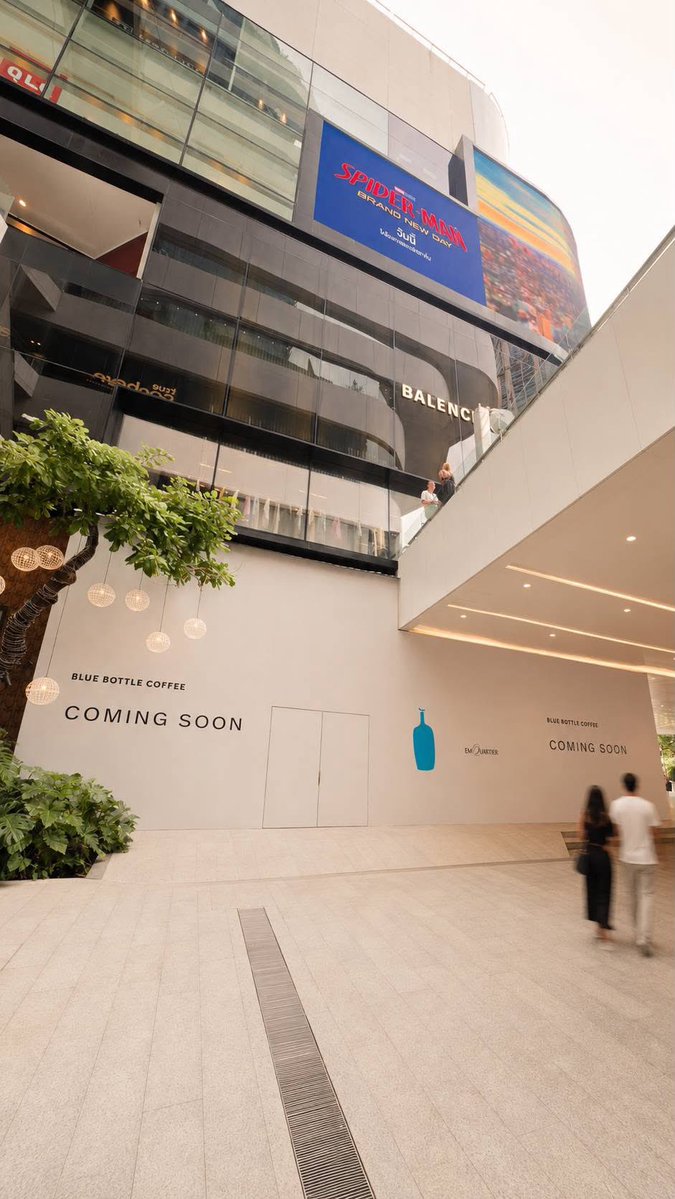 CAFETELLER's tweet photo. กรี๊ด blue bottle มากรุงเทพไม่ได้เปิดแค่ที่เดียวนะ สาขาใหญ่ flagship store จะมีมาเปิดที่ emquartier ด้วยยยย แล้วทำเลคือดีมาก ร้านสวยแสงลงสับ ๆ แน่นอน 🩵🩵🩵🩵

เห็นว่าสาขานี้เมนูครบแถมมีพวก merchandise มาขายด้วย จะเปิดช่วง ก.ย. นะ ปักหมุดรอเลยค้าบบบ https://t.co/FUH9A0rOYW
