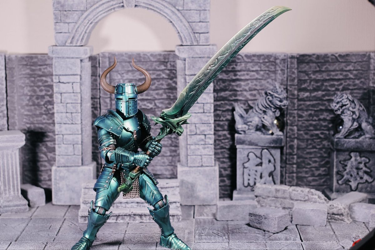 kochaselva's tweet photo. あまあしさんの武器その②

我が家のアーマリーナイト数少ない生き残りのジェード君にピッタリの色で一目惚れ。

写真では伝わり辛いのですが中心が濃く、刃先に向けて淡く鉄の色になっているのがお気に入りポイントです！

#ファンタジーフィギュアで遊ぼう https://t.co/KxxmIllOYq