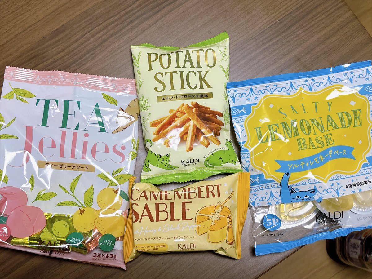 kanau43's tweet photo. 猫の日バッグ、抽選完全に忘れてたんだけど店頭で買えた〜〜！！！
お菓子いっぱい入ってる！！ https://t.co/LSQtSXSkgG