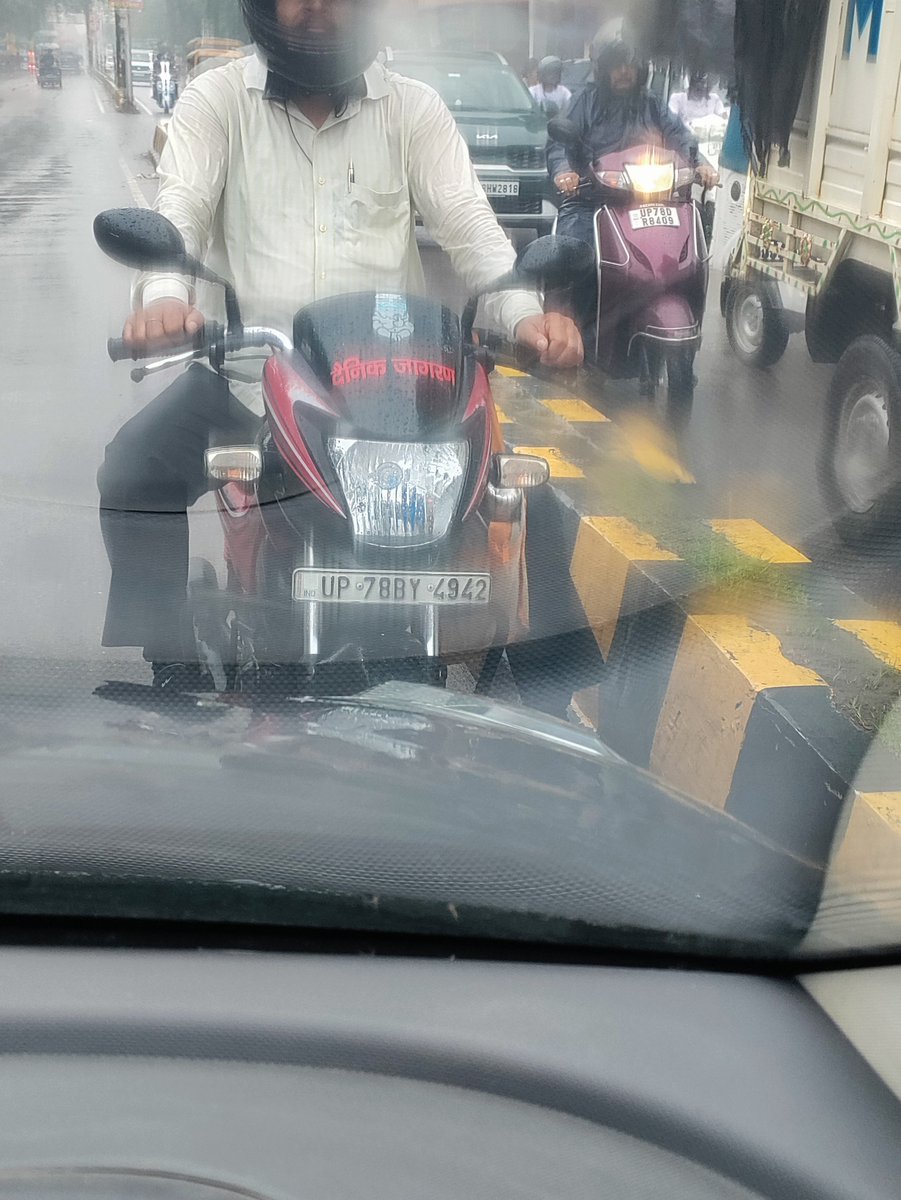 Stayayushman's tweet photo. @rtokanpur  @KanpurPolice   mai bs ye janna chahta hu ki kya kanpur city me rules follow karna kya galat hai. Ye picture aaj morning govind nagar ki hai .aise log wahan roz opposite road par chalte hain . Aaj pic me clear dekh sakte hain. Hope aap kuch kare in sahab ka. https://t.co/Qwe8MVeI9r