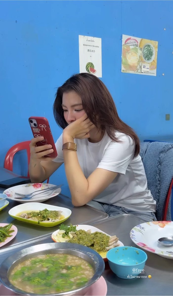 FayePerayaMX's tweet photo. Faye ya se aburrió de su algoritmo y se fue a ver el de alguien más 😏
#FayeAtom
#FayePeraya
#AtomPariya
#ILoveRed https://t.co/ZqBPgLTrbe