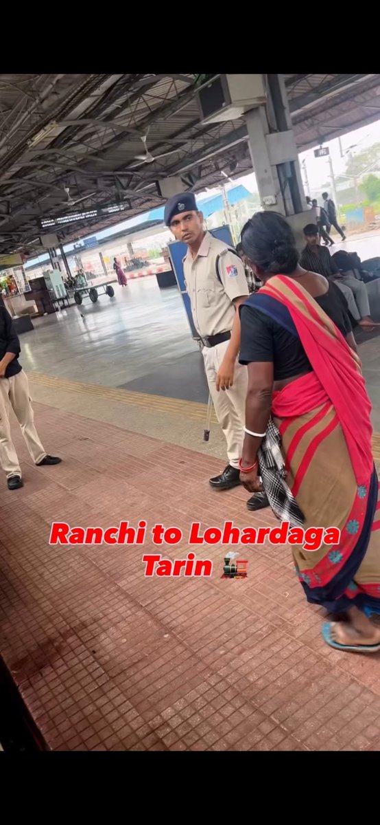 Sauravk0081's tweet photo. नियम तोड़ना गलत हो सकता है, पर किसी की गरीबी का इस तरह मज़ाक उड़ाना इंसानियत नहीं है! 💔​राँची-लोहरदगा ट्रेन (8:55 AM) में RPF जवान ने बुजुर्ग दादी का चना पटरी पर फेंक दिया। कानूनी जुर्माना लगाते, पर यह अमानवीय व्यवहार क्यों? @RailwaySeva @RPF_INDIA @SERailwayHQ @JharkhandPolice https://t.co/2lfPhBtJRd