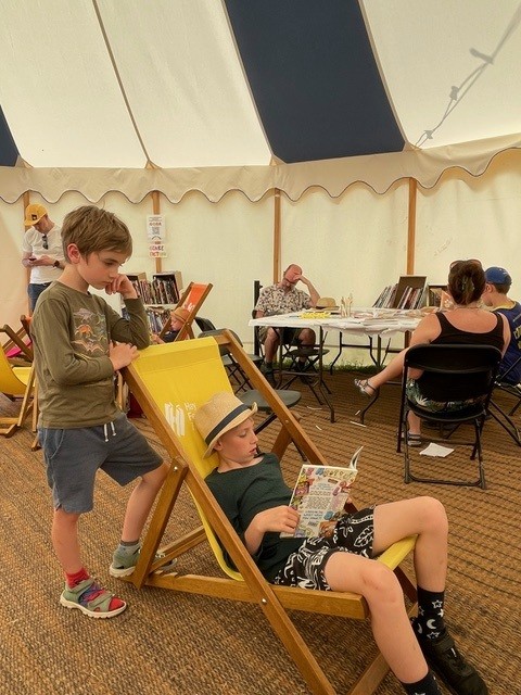 CarnegieMedals's tweet photo. 🎉 #Carnegies2026 Shadowers Choice Medal for Illustration winner Aimée de Jongh has chosen the Graphic Novel Reading Room to receive a £500 donation, generously funded by @clpe1's Power of Reading programme! 📚💚 The funding will help expand its comics library with original art. https://t.co/zdPb7rlAmG