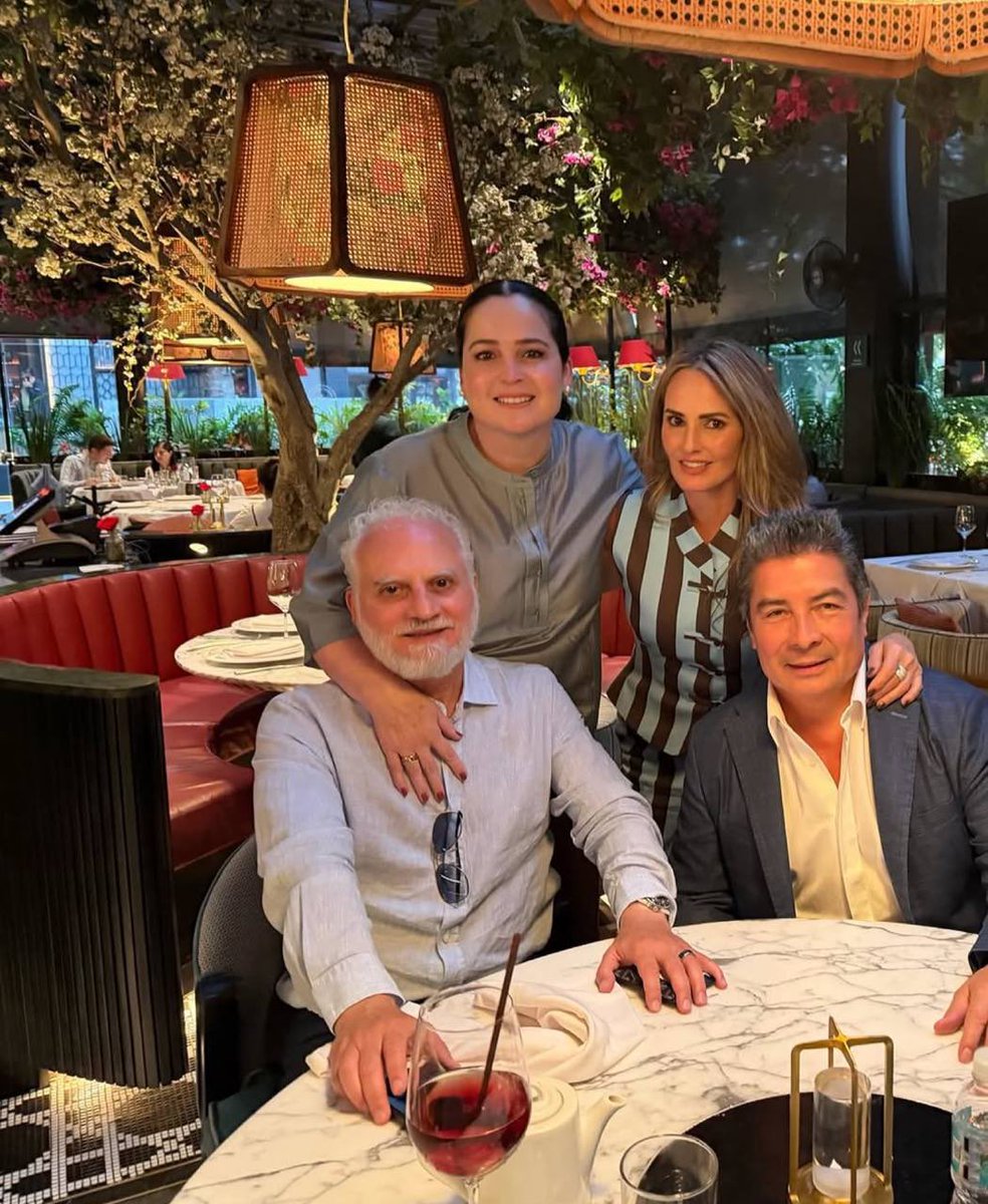jorgegogdl's tweet photo. Bernardo Bosch director de Gestión Ambiental de Pemex, cenando en el Archiebald de Polanco usando un reloj Rolex Submariner con carátula negra de 203 mil pesos.

El papá de Miss Universo, Fátima Bosch y cuyo hijo quiere ser diputado de Morena demostrando la austeridad 4t. https://t.co/tW0TU5p6d6