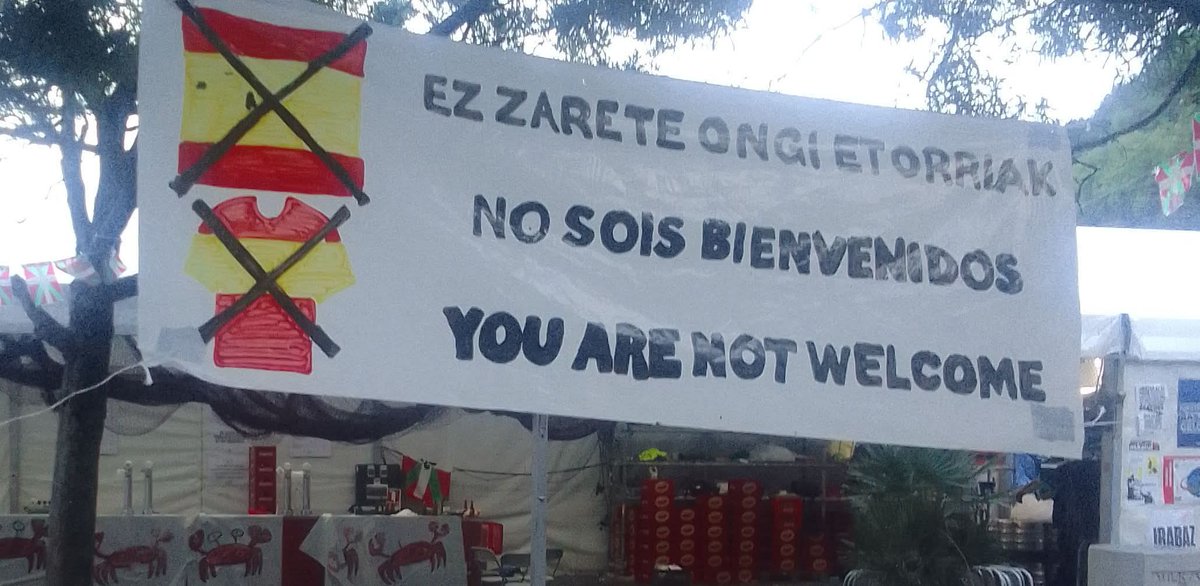 vox_guipuzcoa's tweet photo. El secesionismo intenta mantener el miedo mediante pancartas en la calle,durante la Semana Grande. No soportan la presencia en la calle de nuestra esencia española durante el mundial. Lo suyo es el miedo y el odio, lo nuestro la unidad @vox_guipuzcoa por España y los guipuzcoanos https://t.co/vxDR6NxhjF