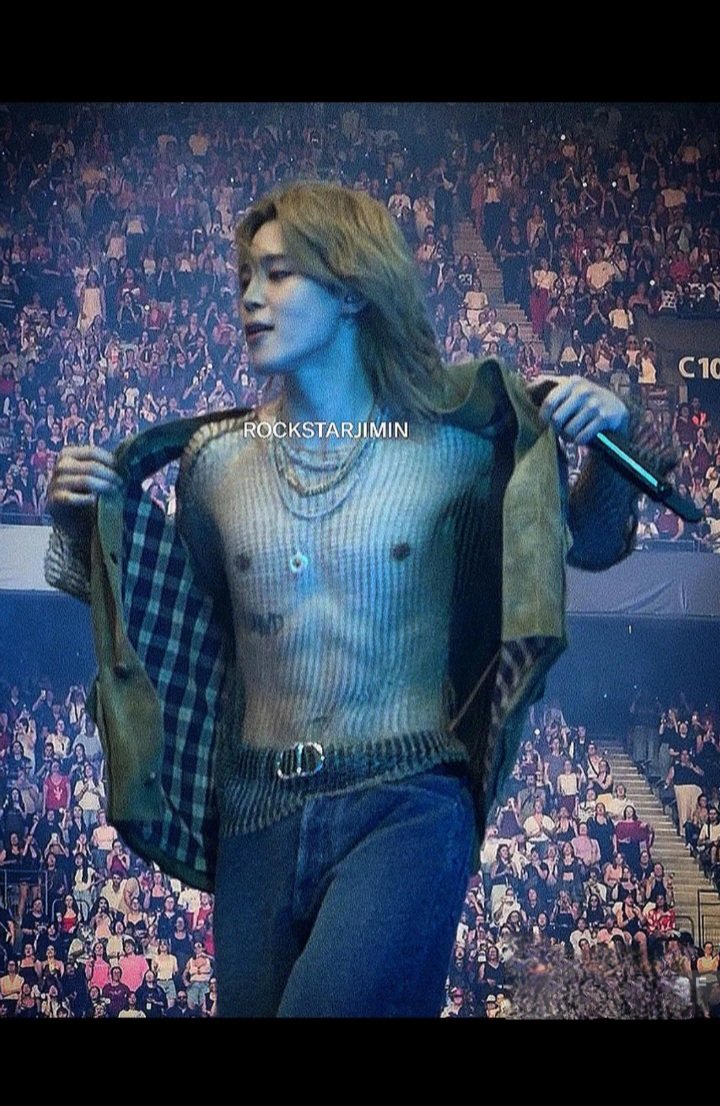 Hinatauzum222's tweet photo. No pueden ser tan inocentes de creer que Jimin holgazanea y no hace ejercicio. El tipo de cuerpo que tiene no es solo por el baile... que no publique y no haga del gym su personalidad es otra cosa. Pero Jimin tiene lejos, uno de los cuerpos mejor trabajados que he visto. https://t.co/yRx4biXIV8