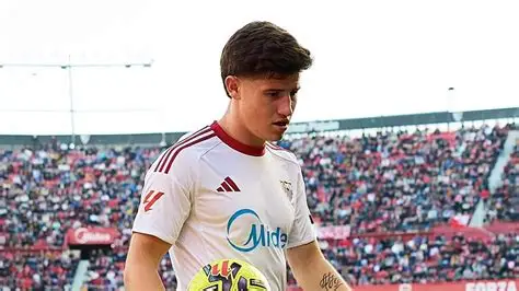 TransfersPT's tweet photo. 🚨🇵🇹 FC Porto e SC Braga estão a estudar a possibilidade de avançar por Oso, segundo o @VMScom 

👀 O jovem do Sevilha desperta interesse em Portugal, numa altura em que o clube espanhol já definiu as condições para negociar a sua saída. https://t.co/N6p32Ur5TE