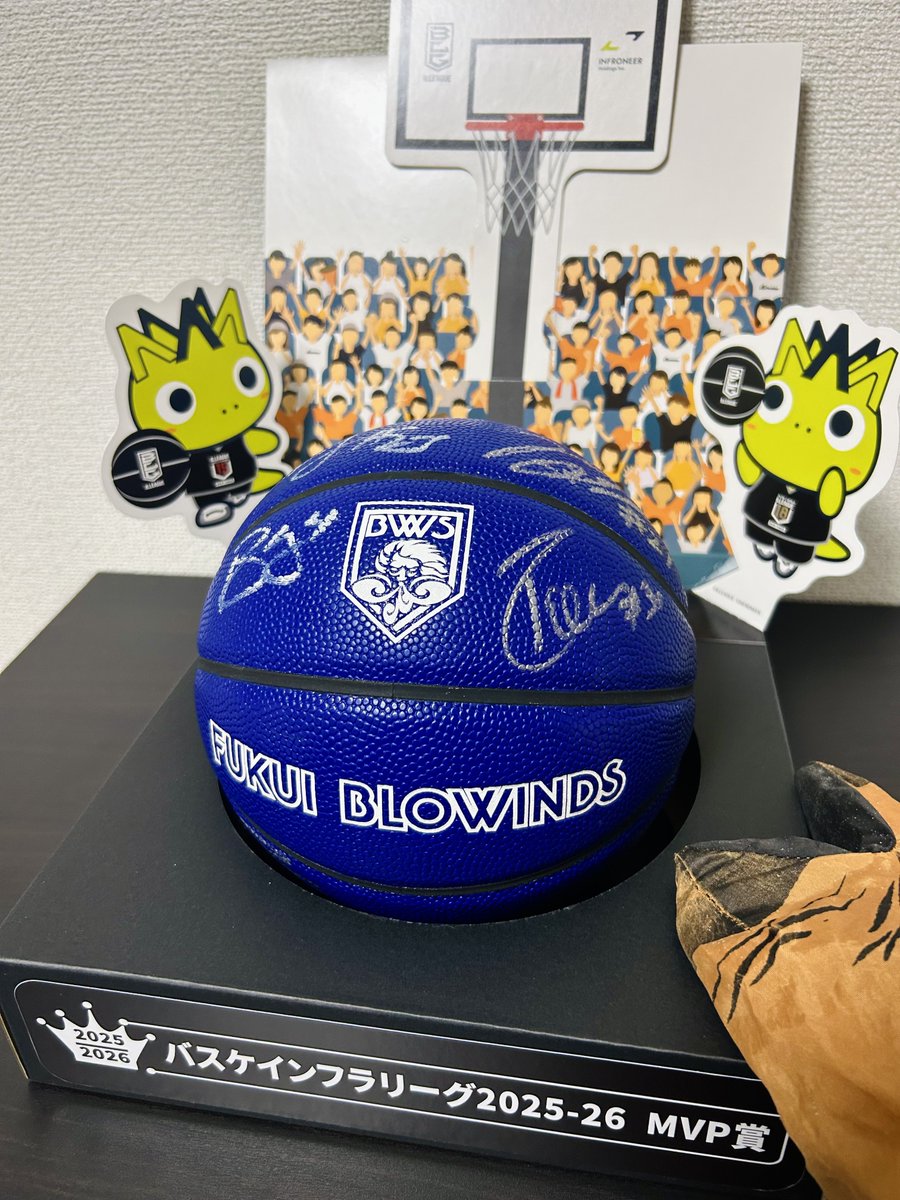 DinonFukui's tweet photo. 賞品の選手全員サイン入りボールが届いたでの🏀🦖
#福井ブローウィンズ #バスケインフラリーグ https://t.co/uxLwG3VMqR