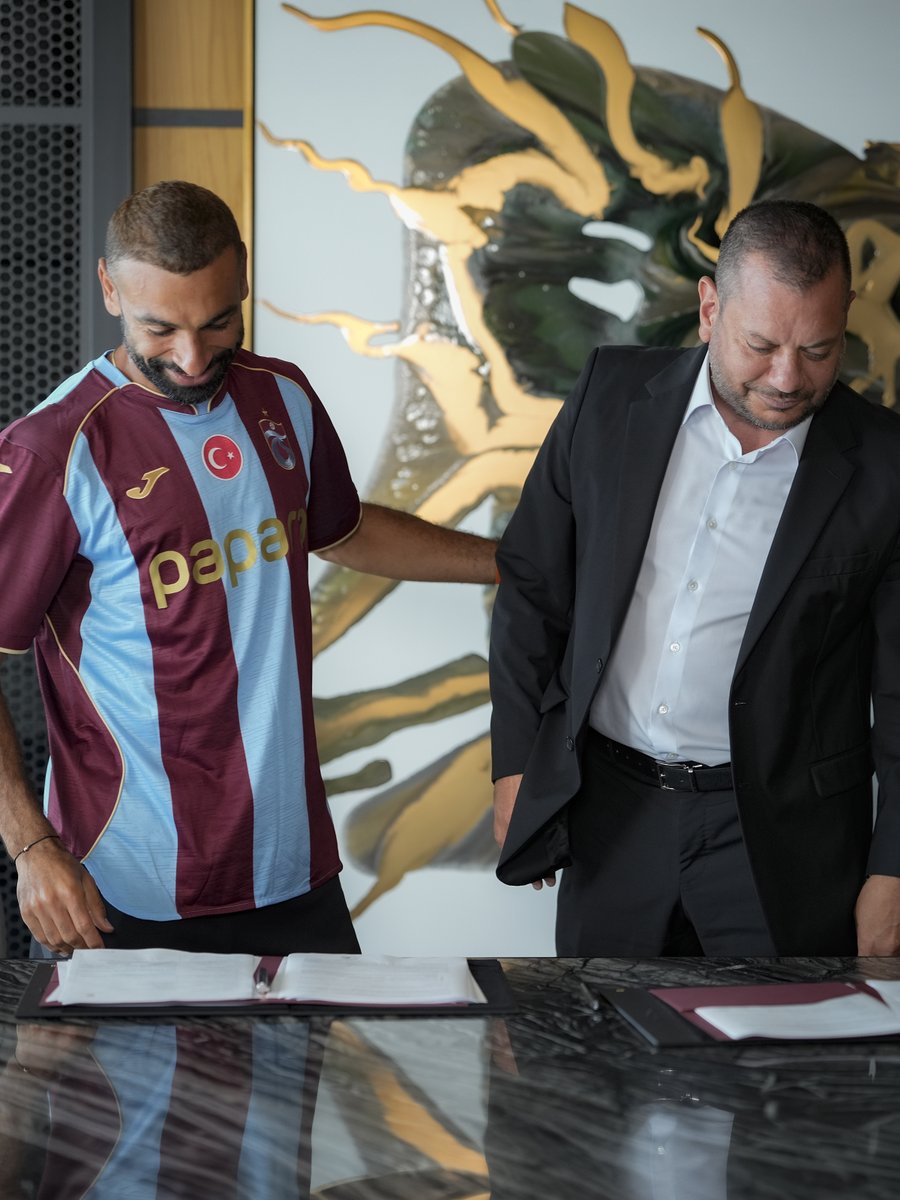 Trabzonspor's tweet photo. Yeni transferimiz Mohamed Salah, Başkanımız Ertuğrul Doğan’ın katılımıyla kendisini iki yıllık Kulübümüze bağlayan sözleşmeyi imzaladı ❤️💙 https://t.co/dKsD9uV729