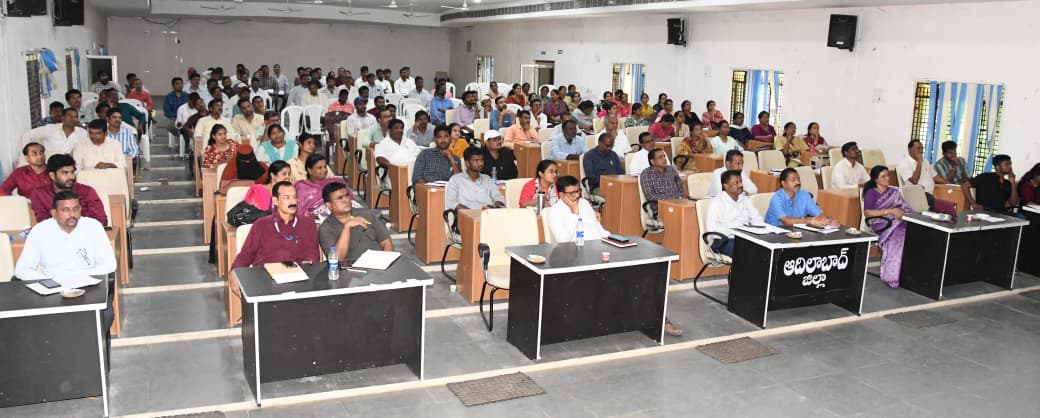 Collector_ADB's tweet photo. గురువారం జిల్లా పరిషత్ సమావేశ మందిరంలో జిల్లా యంత్రాంగం, తెలంగాణ ఇన్నోవేషన్ సెల్ సంయుక్త ఆధ్వర్యంలో అధికారులకు నిర్వహించిన ప్రత్యేక సామర్థ్య పెంపు వర్క్‌షాప్ కు జిల్లా కలెక్టర్ రాజర్షిషా ముఖ్య అతిథిగా హాజరై ప్రసంగించారు.

ఈ సందర్భంగా టిజిఐసి ప్రతినిధులు వేర్వేరు రంగాల్లో సాధించిన నూతన ఆవిష్కరణలు, వినూత్న పనితీరు విధానాలను ప్రాక్టికల్‌గా వివరించారు. 

ఈ వర్క్‌షాప్‌లో జడ్పీ సీఈఓ రవి, డిఆర్‌డిఓ రవీందర్, డిపిఓ రమేష్, జిల్లా కోఆర్డినేటర్ నిఖిని వర్మ, ఈడిఎం రవి, టీ-హబ్ మేనేజర్ అంకిత, టీ-వర్క్స్ అసోసియేట్ అరవింద్, జైకా ప్రాజెక్ట్ డైరెక్టర్ ఝాన్సీ, అగ్‌హబ్ మేనేజర్ ముకేశ్, టీజీఐసీ కమ్యూనికేషన్స్ లీడ్ సాహిల్, గ్రాస్‌రూట్స్ ఇన్నోవేషన్ లీడ్ రమేష్, వివిధ శాఖల జిల్లా అధికారులు, సిబ్బంది, తదితరులు పాల్గొన్నారు.
#TGIC #CapacityBuilding #GrassrootsInnovation #IntintaInnovation #EcosystemEnablers #InnovateTelangana #Adilabad #GovernmentOfTelangana #IPRTELANGANA #TelanganaRising2047 #TelanganaRising #Telangana
@TelanganaCMO
@TelanganaCS
@CPRO_TGCM
@Bhatti_Mallu
@INC_Ponguleti
@jupallyk_rao
@seethakkaMLA
@Min_SridharBabu
@OffDSB 
@AIMtoInnovate
@jayesh_ranjan
@anudeepd7
@RajarshiShahIAS
@jogitanikella
@merajismeraj
@teamTGIC
@TWorksHyd
@THubHyd
@PIBHindi
@PIB_India
@MIB_India
@PTI_News
@DCsofIndia
@DDNewslive
@DDNational
@IasTelangana
@IPRTelangana
@IasTelangana
@IPRTelangana
@PIBHyderabad
@DigitalMediaTG 
@EmergingTechTS