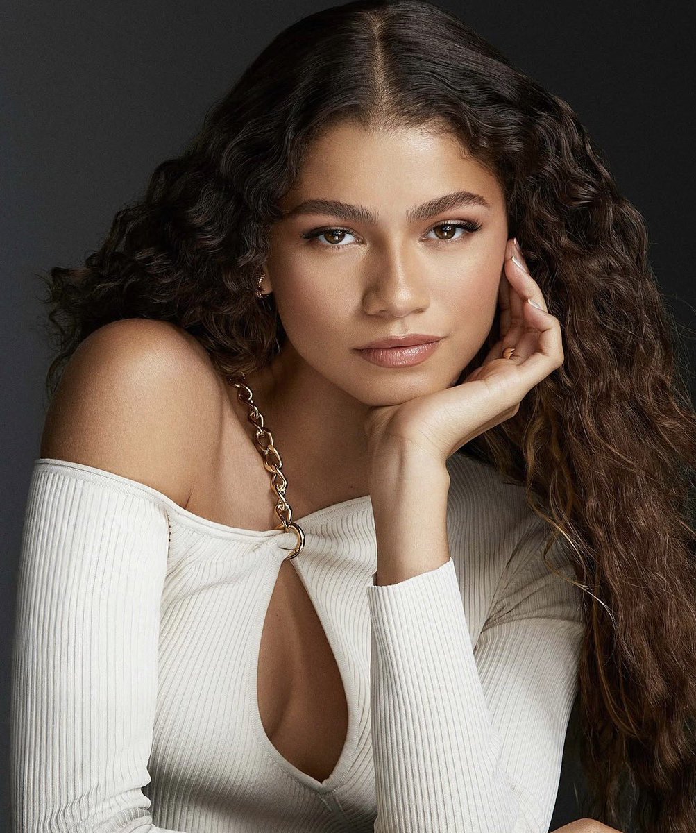 foxicava's tweet photo. Zendaya revelou que as pessoas quase nunca pronunciam seu nome corretamente:

Forma correta: “Zen-dei-a”
Forma errada: “Zen-dai-a” https://t.co/89TphMDGgi