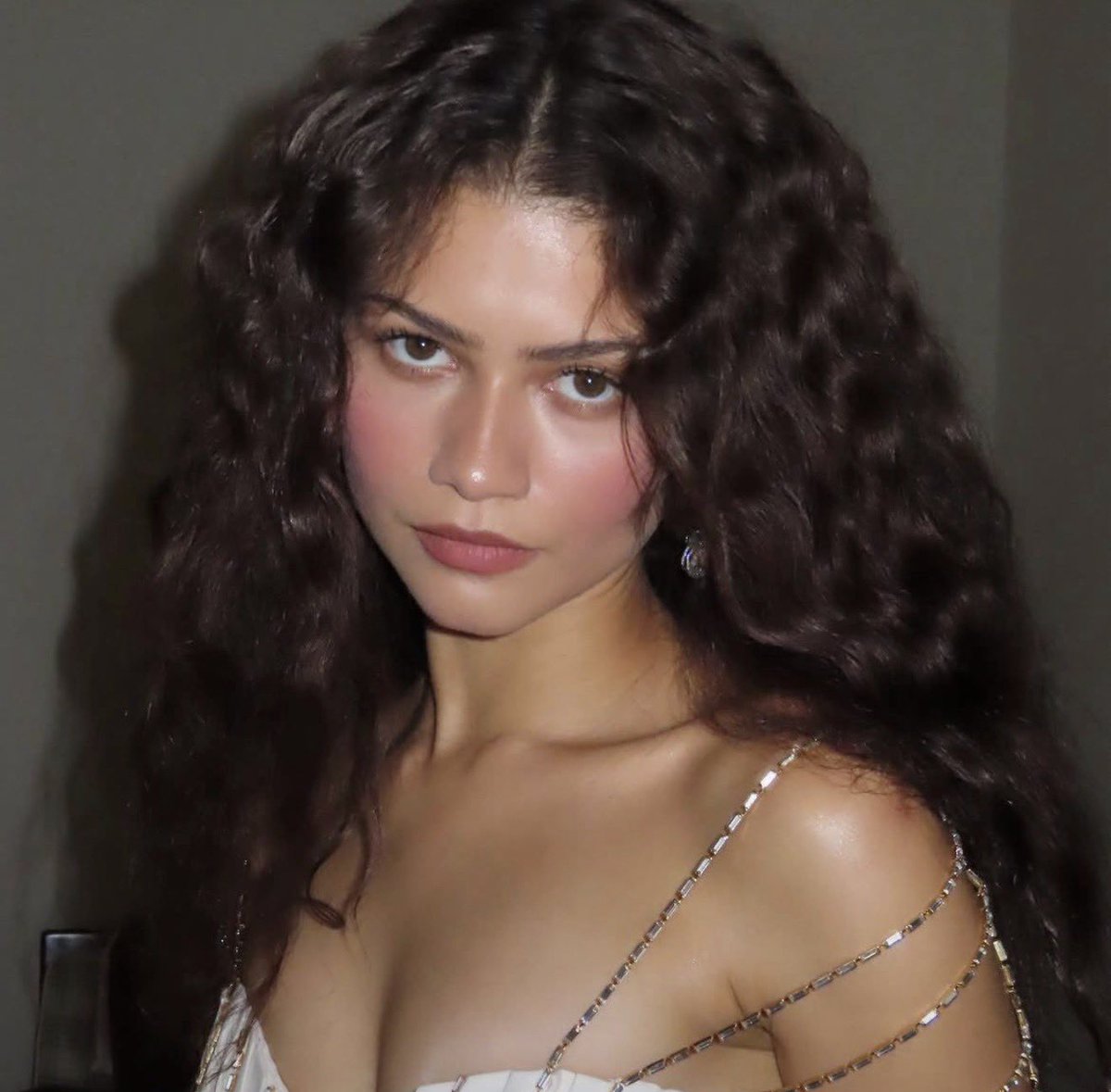 foxicava's tweet photo. Zendaya revelou que as pessoas quase nunca pronunciam seu nome corretamente:

Forma correta: “Zen-dei-a”
Forma errada: “Zen-dai-a” https://t.co/89TphMDGgi