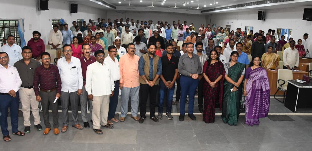 Collector_ADB's tweet photo. గురువారం జిల్లా పరిషత్ సమావేశ మందిరంలో జిల్లా యంత్రాంగం, తెలంగాణ ఇన్నోవేషన్ సెల్ సంయుక్త ఆధ్వర్యంలో అధికారులకు నిర్వహించిన ప్రత్యేక సామర్థ్య పెంపు వర్క్‌షాప్ కు జిల్లా కలెక్టర్ రాజర్షిషా ముఖ్య అతిథిగా హాజరై ప్రసంగించారు.

ఈ సందర్భంగా టిజిఐసి ప్రతినిధులు వేర్వేరు రంగాల్లో సాధించిన నూతన ఆవిష్కరణలు, వినూత్న పనితీరు విధానాలను ప్రాక్టికల్‌గా వివరించారు. 

ఈ వర్క్‌షాప్‌లో జడ్పీ సీఈఓ రవి, డిఆర్‌డిఓ రవీందర్, డిపిఓ రమేష్, జిల్లా కోఆర్డినేటర్ నిఖిని వర్మ, ఈడిఎం రవి, టీ-హబ్ మేనేజర్ అంకిత, టీ-వర్క్స్ అసోసియేట్ అరవింద్, జైకా ప్రాజెక్ట్ డైరెక్టర్ ఝాన్సీ, అగ్‌హబ్ మేనేజర్ ముకేశ్, టీజీఐసీ కమ్యూనికేషన్స్ లీడ్ సాహిల్, గ్రాస్‌రూట్స్ ఇన్నోవేషన్ లీడ్ రమేష్, వివిధ శాఖల జిల్లా అధికారులు, సిబ్బంది, తదితరులు పాల్గొన్నారు.
#TGIC #CapacityBuilding #GrassrootsInnovation #IntintaInnovation #EcosystemEnablers #InnovateTelangana #Adilabad #GovernmentOfTelangana #IPRTELANGANA #TelanganaRising2047 #TelanganaRising #Telangana
@TelanganaCMO
@TelanganaCS
@CPRO_TGCM
@Bhatti_Mallu
@INC_Ponguleti
@jupallyk_rao
@seethakkaMLA
@Min_SridharBabu
@OffDSB 
@AIMtoInnovate
@jayesh_ranjan
@anudeepd7
@RajarshiShahIAS
@jogitanikella
@merajismeraj
@teamTGIC
@TWorksHyd
@THubHyd
@PIBHindi
@PIB_India
@MIB_India
@PTI_News
@DCsofIndia
@DDNewslive
@DDNational
@IasTelangana
@IPRTelangana
@IasTelangana
@IPRTelangana
@PIBHyderabad
@DigitalMediaTG 
@EmergingTechTS