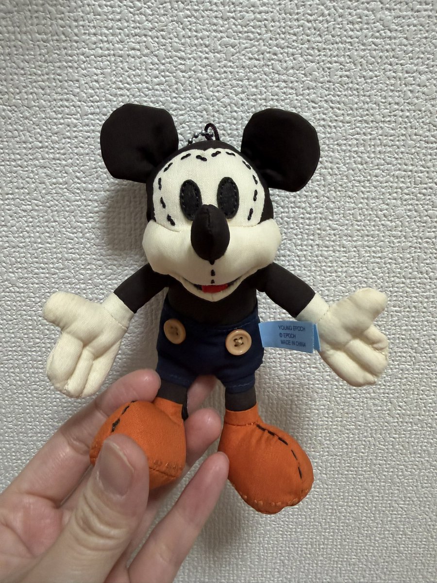 ssty86's tweet photo. 転売ヤーらしき中国人（イケメン）が大量にこれ持ってて、どこにあるか聞いたらもう売り切れた、と。がっかりしてたら、「よかったら譲りますよ」と言われ友だちもいたので、2人でちゃっかり譲ってもらったら推しが出て感謝😂声かけてみるもんだわねw
#ディズニーザマーケット
#日本橋三越 https://t.co/6DyohOc9cx