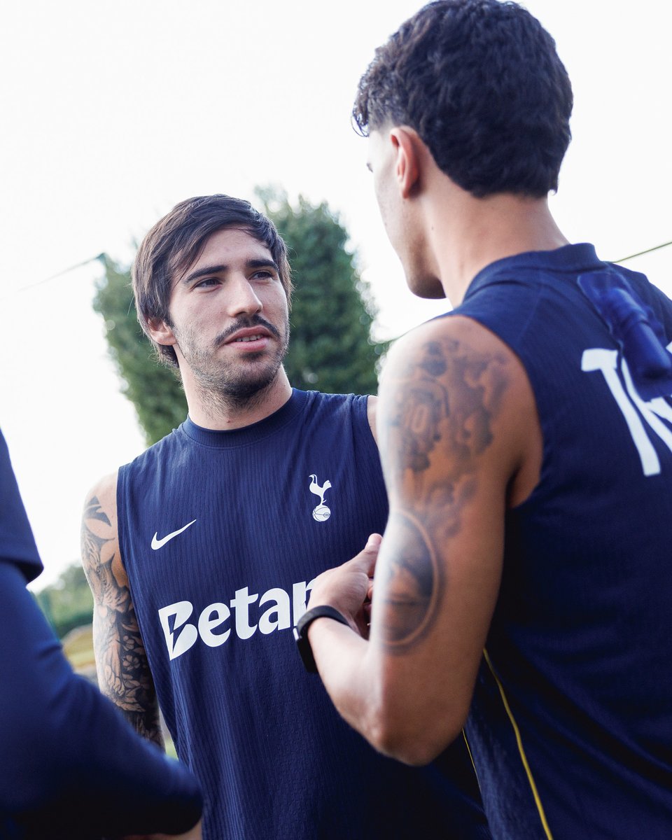 SpursOfficial's tweet photo. Back to work at Hotspur Way 👊

Check out our latest training gallery now in the official Spurs app!