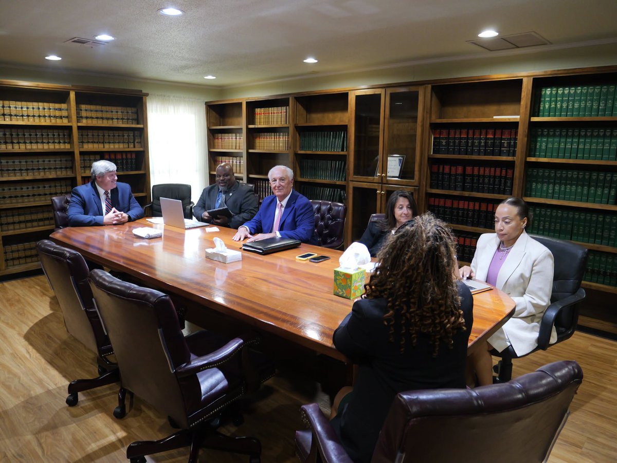 GA_ParoleBoard's tweet photo. Parole Board Vice Chairman Wayne Bennett recently met with 29 victims in Hinesville. DA Billy Joe Nelson, Jr., attended the sessions.
https://t.co/dbzmwJmH6j
#parolestrong #paroleworks #victimservices https://t.co/YTiEslYkAZ