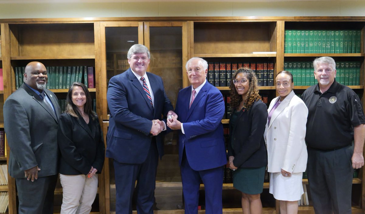 GA_ParoleBoard's tweet photo. Parole Board Vice Chairman Wayne Bennett recently met with 29 victims in Hinesville. DA Billy Joe Nelson, Jr., attended the sessions.
https://t.co/dbzmwJmH6j
#parolestrong #paroleworks #victimservices https://t.co/YTiEslYkAZ