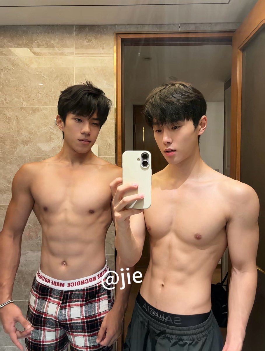 Jiesxpd's tweet photo. 兄弟之间，当然是要一起把弟弟锁成废吊的 #反差 #兄弟 #锁狗
#废吊 https://t.co/f4oNBcKwHn