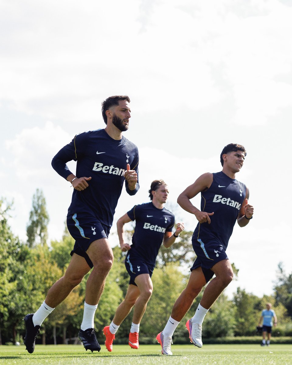 SpursOfficial's tweet photo. Back to work at Hotspur Way 👊

Check out our latest training gallery now in the official Spurs app!